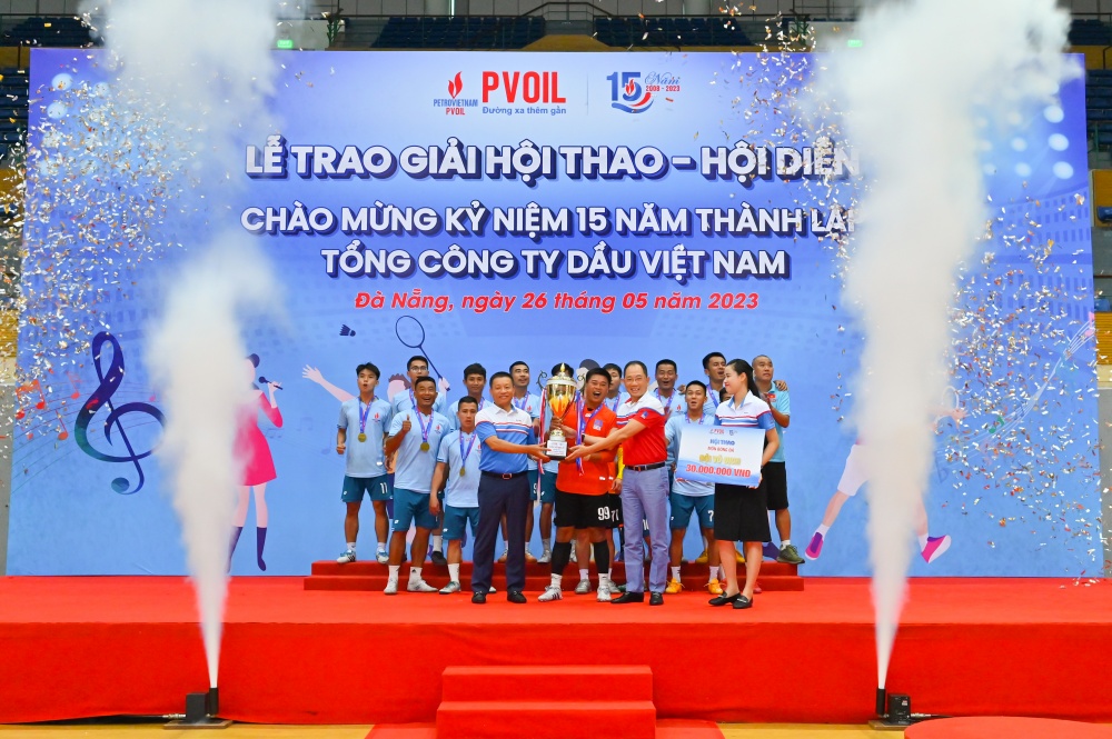 Lãnh đạo PVOIL chung vui cùng người lao động trong Hội thao và Hội diễn chào mừng kỷ niệm 15 năm thành lập Tổng công ty Lãnh đạo PVOIL chung vui cùng người lao động trong Hội thao và Hội diễn chào mừng kỷ niệm 15 năm thành lập Tổng công ty