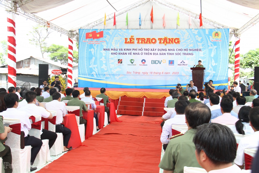 Petrovietnam trao tài trợ 10 tỷ đồng xây dựng nhà cho người nghèo tại Sóc Trăng Petrovietnam trao tài trợ 10 tỷ đồng xây dựng nhà cho người nghèo tại Sóc Trăng