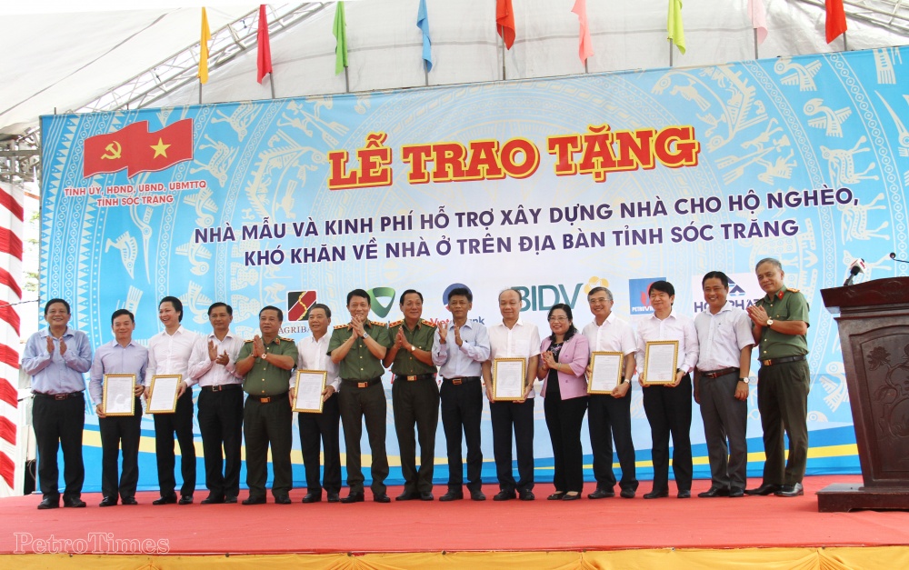 Petrovietnam trao tài trợ 10 tỷ đồng xây dựng nhà cho người nghèo tại Sóc Trăng Petrovietnam trao tài trợ 10 tỷ đồng xây dựng nhà cho người nghèo tại Sóc Trăng