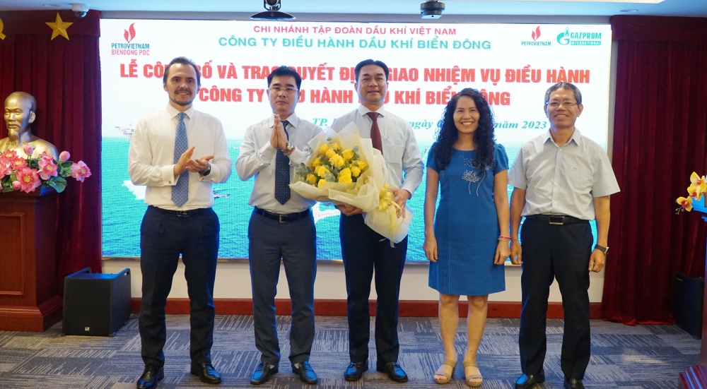 Các Phó Tổng Giám đốc BIENDONG POC thay mặt tập thể CBCNV công ty tặng hoa chúc mừng đồng chí Phạm Tiến Dũng Các Phó Tổng Giám đốc BIENDONG POC thay mặt tập thể CBCNV công ty tặng hoa chúc mừng đồng chí Phạm Tiến Dũng
