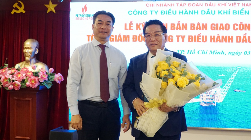 Đồng chí Phạm Tiến Dũng tặng hoa tri ân tới đồng chí Ngô Hữu Hải Đồng chí Phạm Tiến Dũng tặng hoa tri ân tới đồng chí Ngô Hữu Hải