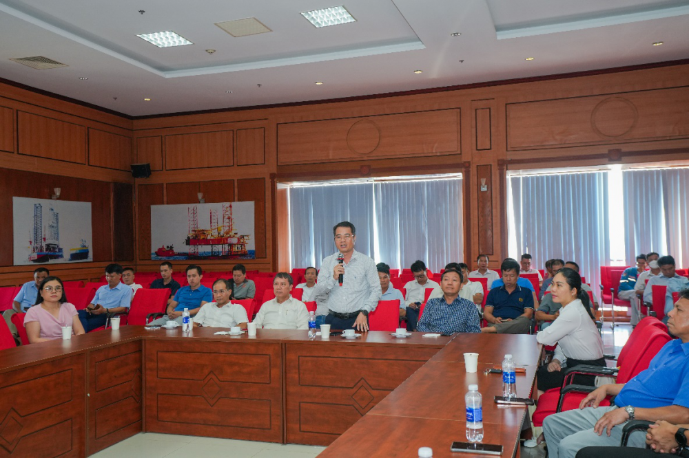 Ông Hoàng Phúc Long – Chủ tịch CĐ Vietsovpetro phát biểu chỉ đạo Hội nghị Ông Hoàng Phúc Long – Chủ tịch CĐ Vietsovpetro phát biểu chỉ đạo Hội nghị