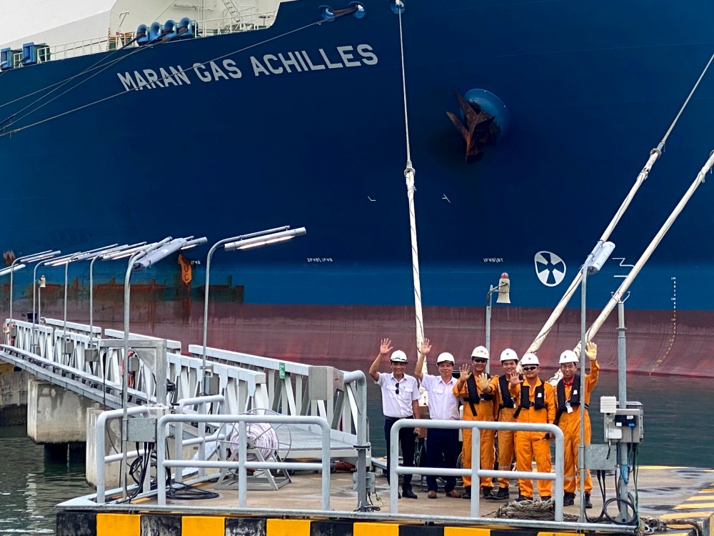 Một số thành viên PV GAS và đồng nghiệp đang hoàn thành nhiệm vụ trong sự kiện lần đầu tiên tiếp nhận tàu LNG thành công Một số thành viên PV GAS và đồng nghiệp đang hoàn thành nhiệm vụ trong sự kiện lần đầu tiên tiếp nhận tàu LNG thành công