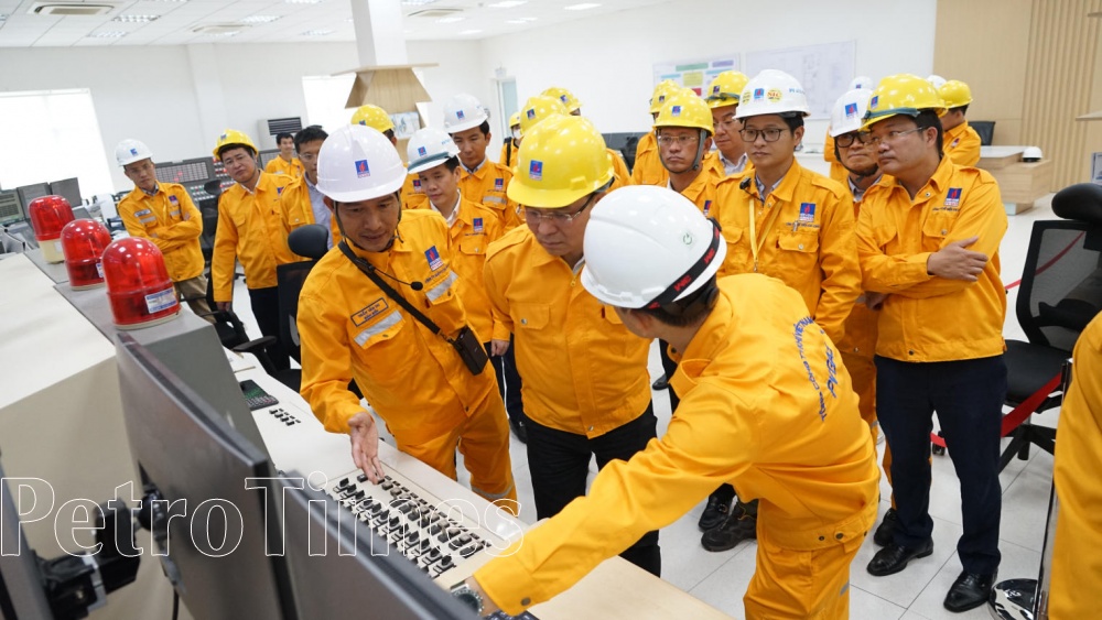 Tổng Giám đốc Petrovietnam Lê Mạnh Hùng kiểm tra hoạt động Kho cảng LNG Thị Vải