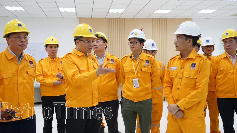 Tổng Giám đốc Petrovietnam Lê Mạnh Hùng kiểm tra hoạt động Kho cảng LNG Thị Vải