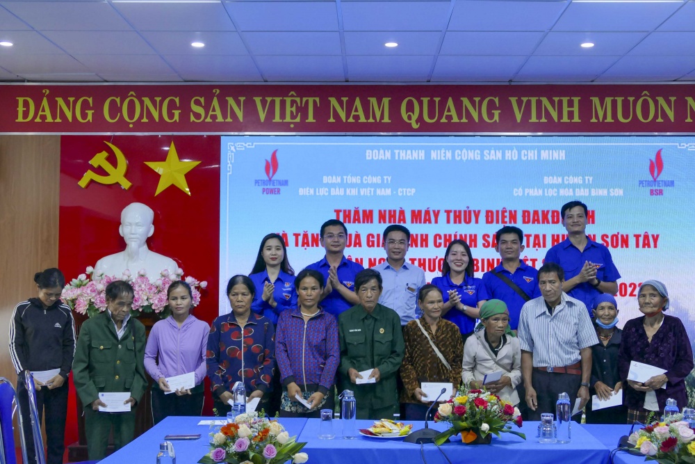 Hành trình đền ơn đáp nghĩa của Đoàn Thanh niên BSR và PV Power về đến huyện Sơn Tây, Quảng Ngãi Hành trình đền ơn đáp nghĩa của Đoàn Thanh niên BSR và PV Power về đến huyện Sơn Tây, Quảng Ngãi
