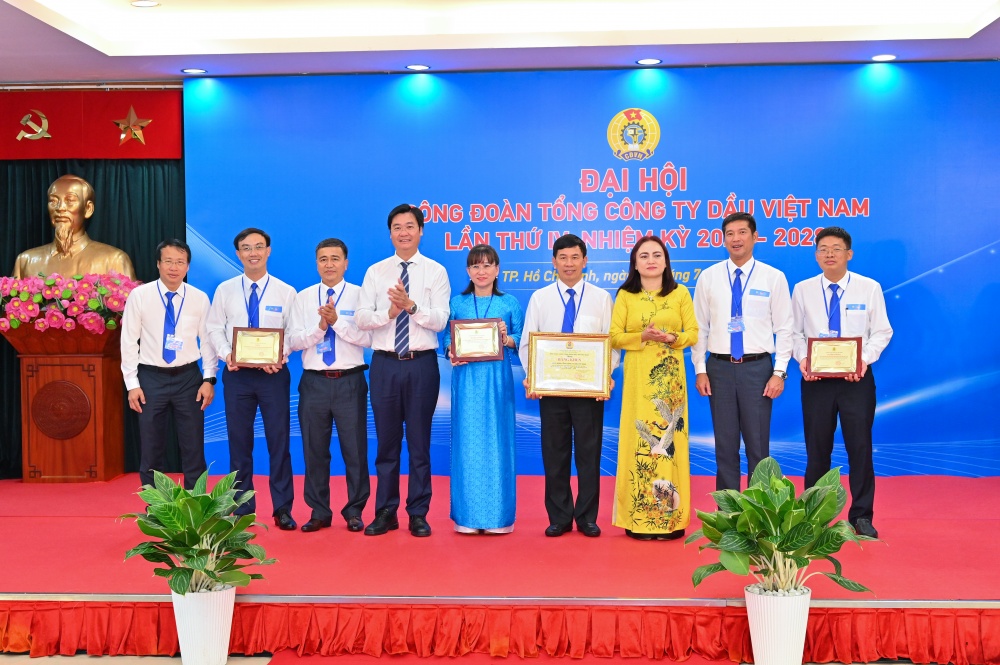 Công đoàn Dầu khí Việt Nam khen thưởng tập thể Công đoàn PVOIL và khen thưởng các chuyên đề trong nhiệm kỳ 2018-2023 Công đoàn Dầu khí Việt Nam khen thưởng tập thể Công đoàn PVOIL và khen thưởng các chuyên đề trong nhiệm kỳ 2018-2023