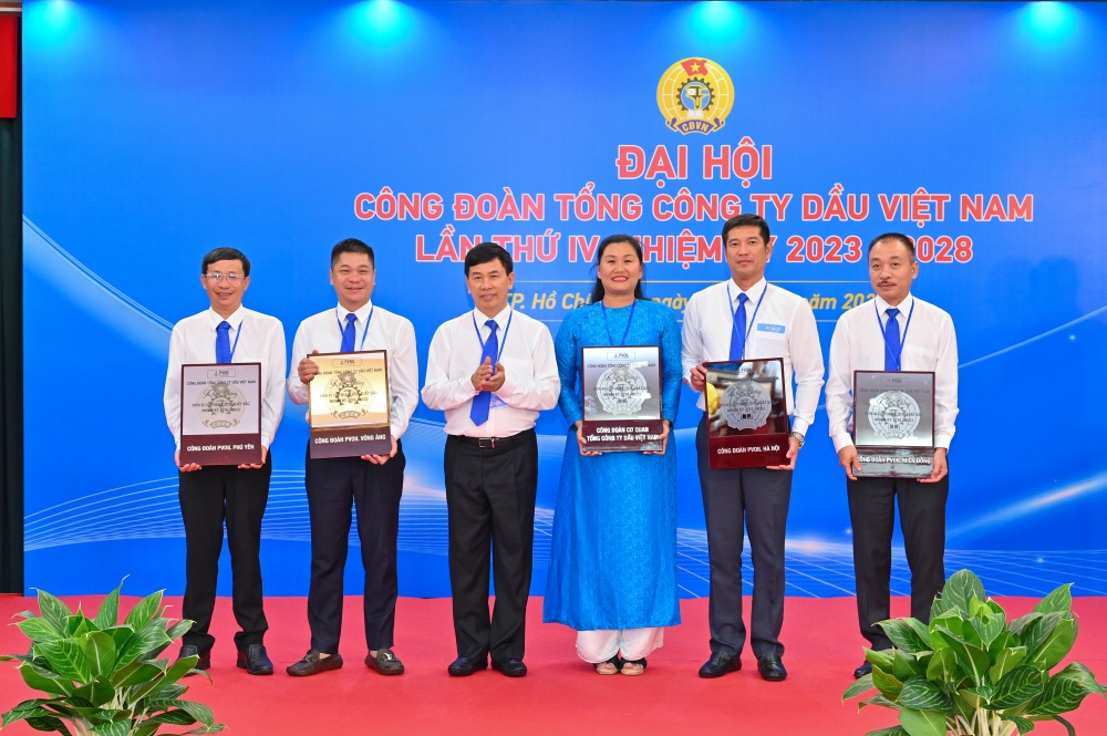 Công đoàn PVOIL khen thưởng 05 Công đoàn trực thuộc có thành tích xuất sắc trong nhiệm kỳ 2018-2023 Công đoàn PVOIL khen thưởng 05 Công đoàn trực thuộc có thành tích xuất sắc trong nhiệm kỳ 2018-2023