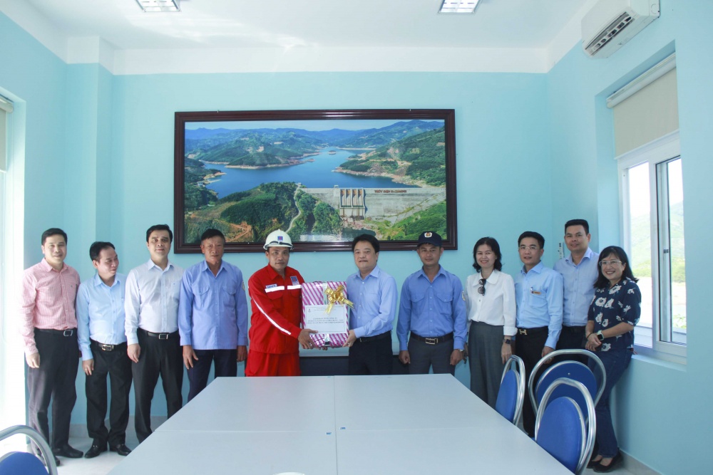 Chủ tịch HĐQT PV Power Hoàng Văn Quang đến thăm và làm việc tại thuỷ điện Đakđrinh Chủ tịch HĐQT PV Power Hoàng Văn Quang đến thăm và làm việc tại thuỷ điện Đakđrinh
