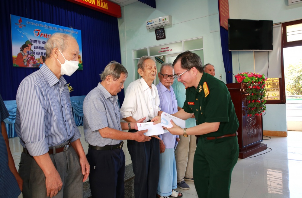 BSR thực hiện chương trình tri ân, tặng quà nhân kỷ niệm 76 năm Ngày Thương binh - Liệt sĩ (27/7) BSR thực hiện chương trình tri ân, tặng quà nhân kỷ niệm 76 năm Ngày Thương binh - Liệt sĩ (27/7)