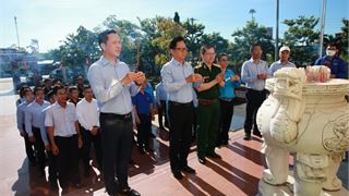 BSR tổ chức dâng hương tri ân các anh hùng liệt sĩ tại nghĩa trang liệt sĩ huyện Bình Sơn