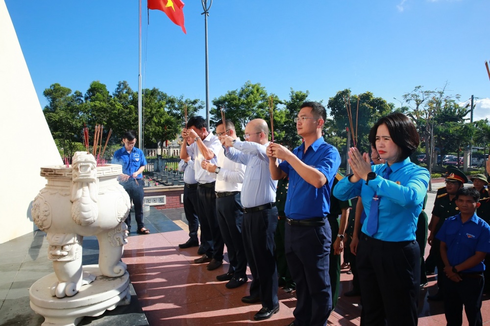 BSR tổ chức dâng hương tri ân các anh hùng liệt sĩ tại nghĩa trang liệt sĩ huyện Bình Sơn BSR tổ chức dâng hương tri ân các anh hùng liệt sĩ tại nghĩa trang liệt sĩ huyện Bình Sơn