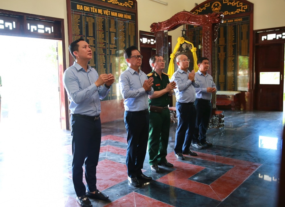 BSR tổ chức dâng hương tri ân các anh hùng liệt sĩ tại nghĩa trang liệt sĩ huyện Bình Sơn BSR tổ chức dâng hương tri ân các anh hùng liệt sĩ tại nghĩa trang liệt sĩ huyện Bình Sơn