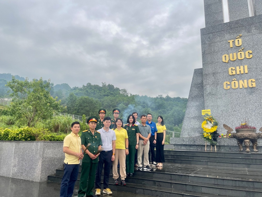 PETROCONs: Hành trình tưởng niệm các anh hùng liệt sĩ Trung đoàn 52 Tây Tiến anh hùng PETROCONs: Hành trình tưởng niệm các anh hùng liệt sĩ Trung đoàn 52 Tây Tiến anh hùng