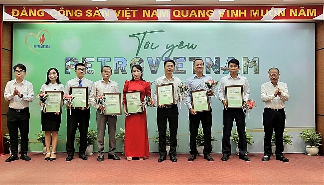 Ông Phạm Văn Điềm - Phó Ban Nhân sự Đào tạo, đại diện người lao động PV Drilling (hàng trên - giữa) nhận giải Đặc biệt – hạng mục tập thể tại Lễ trao giải “Tôi yêu Petrovietnam”. Ông Phạm Văn Điềm - Phó Ban Nhân sự Đào tạo, đại diện người lao động PV Drilling (hàng trên - giữa) nhận giải Đặc biệt – hạng mục tập thể tại Lễ trao giải “Tôi yêu Petrovietnam”.