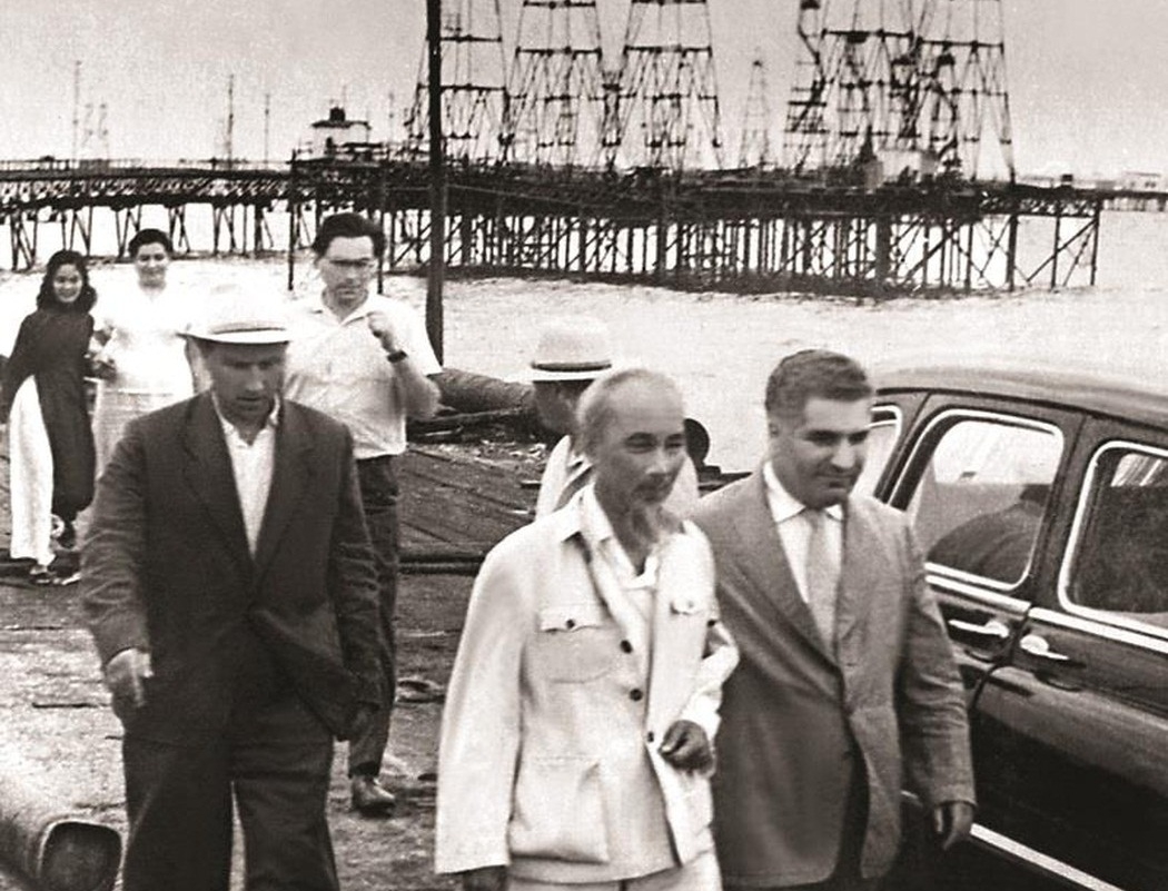 Chủ tịch Hồ Chí Minh trong chuyến thăm khu công nghiệp dầu lửa Bacu-Adecbaigian vào ngày 23/7/1959 3217-2-1