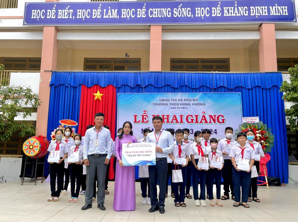 Đồng chí Nguyễn Thành Minh, Giám đốc KĐN chúc mừng Năm học mới, khẳng định mối liên hệ đoàn kết, tích cực hỗ trợ của PV GAS/KĐN với chính quyền địa phương, người dân và học sinh các trường đóng trên địa bàn có công trình khí đi qua