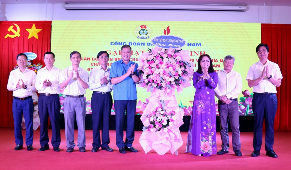 CĐ DKVN gặp mặt và tôn vinh cán bộ công đoàn chủ chốt các thời kỳ khu vực phía Nam CĐ DKVN gặp mặt và tôn vinh cán bộ công đoàn chủ chốt các thời kỳ khu vực phía Nam