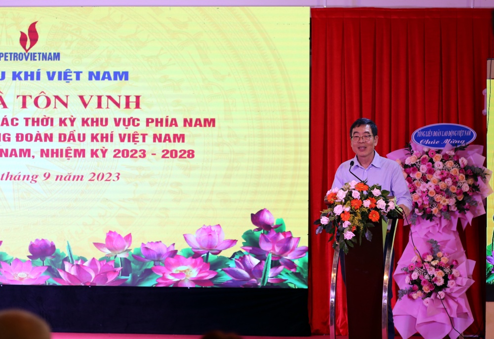 CĐ DKVN gặp mặt và tôn vinh cán bộ công đoàn chủ chốt các thời kỳ khu vực phía Nam CĐ DKVN gặp mặt và tôn vinh cán bộ công đoàn chủ chốt các thời kỳ khu vực phía Nam