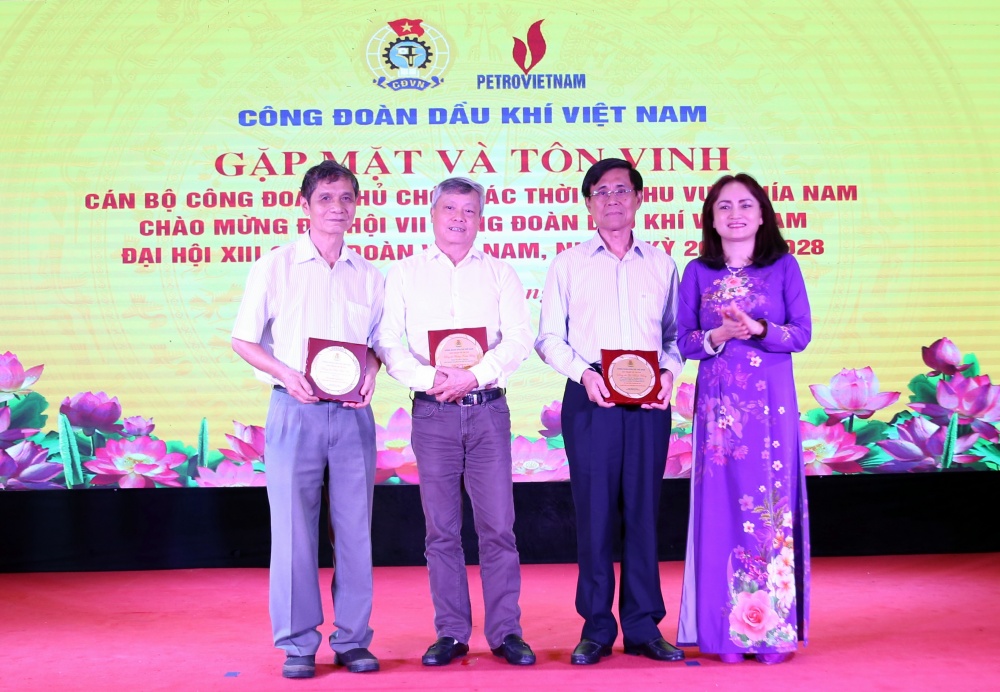 CĐ DKVN gặp mặt và tôn vinh cán bộ Công đoàn chủ chốt các thời kỳ khu vực phía Nam CĐ DKVN gặp mặt và tôn vinh cán bộ công đoàn chủ chốt các thời kỳ khu vực phía Nam