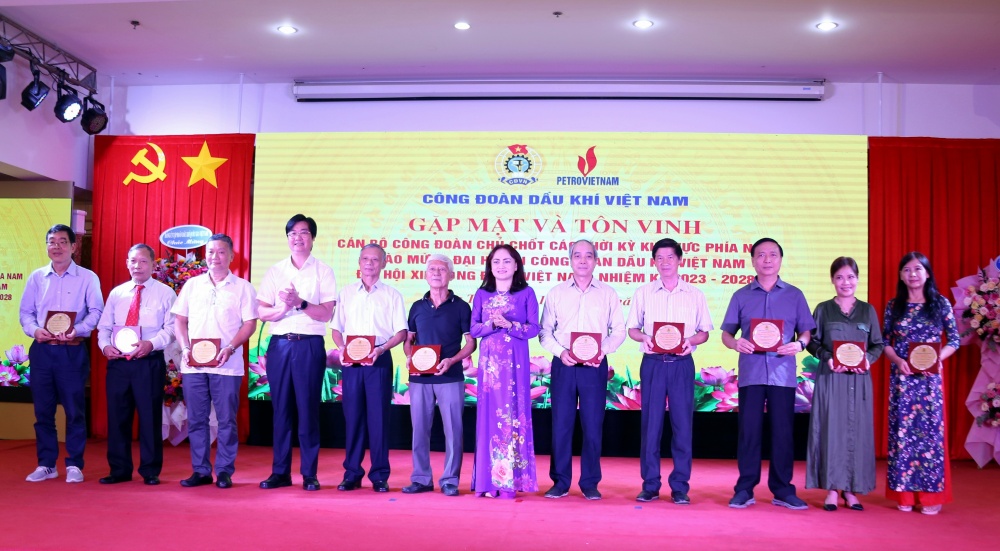 CĐ DKVN gặp mặt và tôn vinh cán bộ Công đoàn chủ chốt các thời kỳ khu vực phía Nam CĐ DKVN gặp mặt và tôn vinh cán bộ công đoàn chủ chốt các thời kỳ khu vực phía Nam
