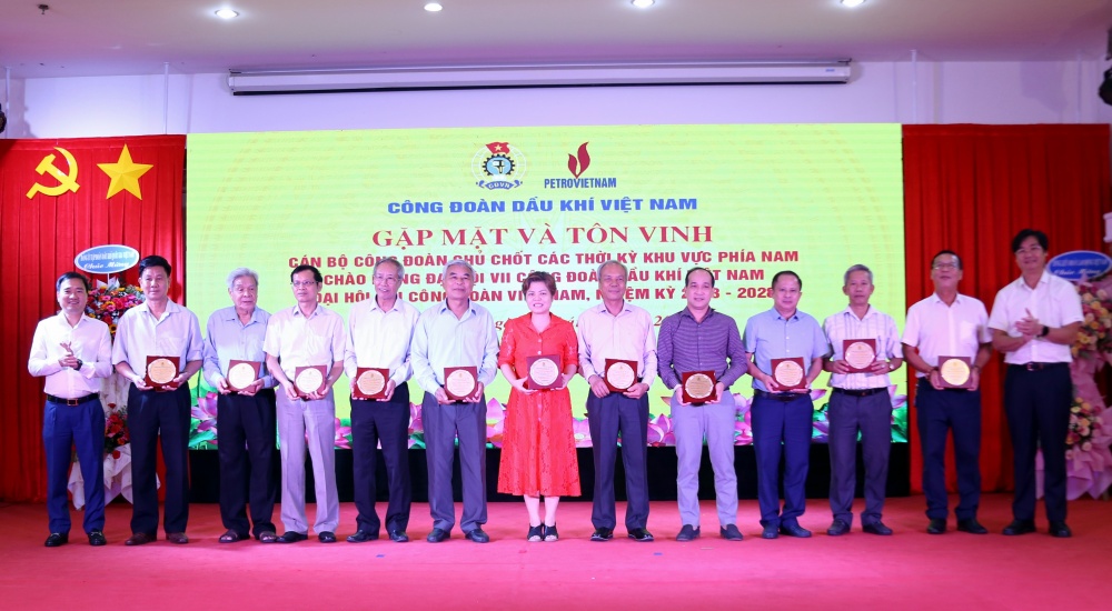 CĐ DKVN gặp mặt và tôn vinh cán bộ Công đoàn chủ chốt các thời kỳ khu vực phía Nam CĐ DKVN gặp mặt và tôn vinh cán bộ công đoàn chủ chốt các thời kỳ khu vực phía Nam