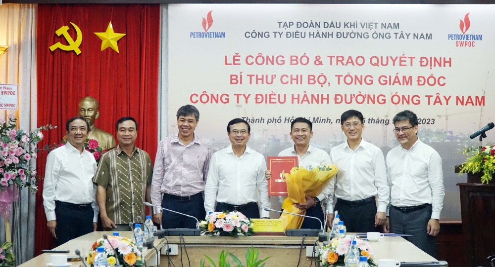 Trao quyết định Bí thư Chi bộ, Tổng Giám đốc SWPOC cho đồng chí Trần Thanh Hải
