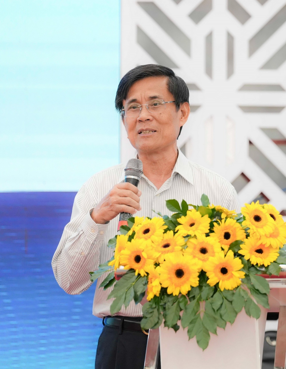 Ông Lê Minh Hồng, nguyên Phó Tổng giám đốc PVN, nguyên Chủ tịch HĐQT PV GAS phát biểu chúc mừng PV GAS bước sang tuổi mới thành công và phát triển