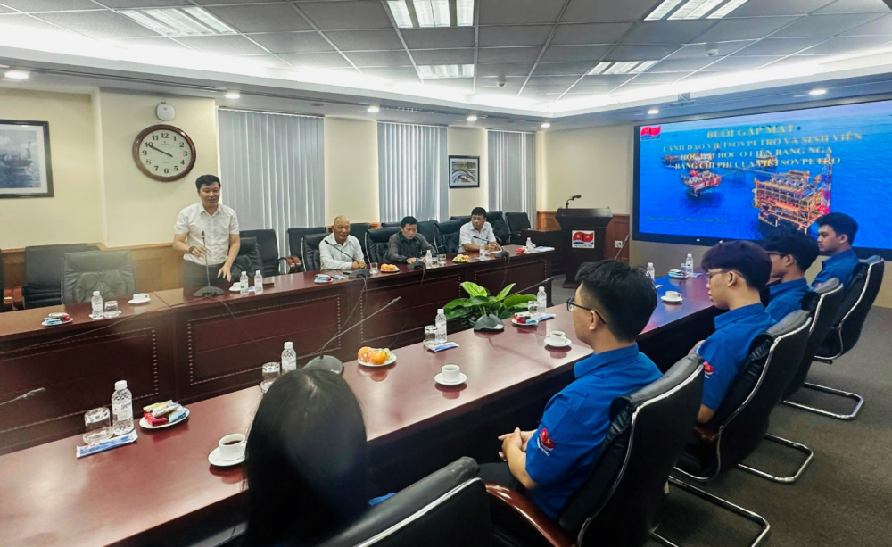 Ông Võ Văn Châu, Bí thư Đoàn thanh niên Vietsovpetro phát biểu tại buổi gặp mặt Ông Võ Văn Châu, Bí thư Đoàn thanh niên Vietsovpetro phát biểu tại buổi gặp mặt