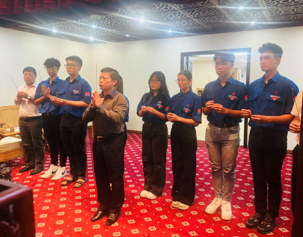 Lãnh đạo Vietsovpetro gặp mặt tân sinh viên được cử đi học tại Liên Bang Nga Lãnh đạo Vietsovpetro gặp mặt tân sinh viên được cử đi học tại Liên bang Nga