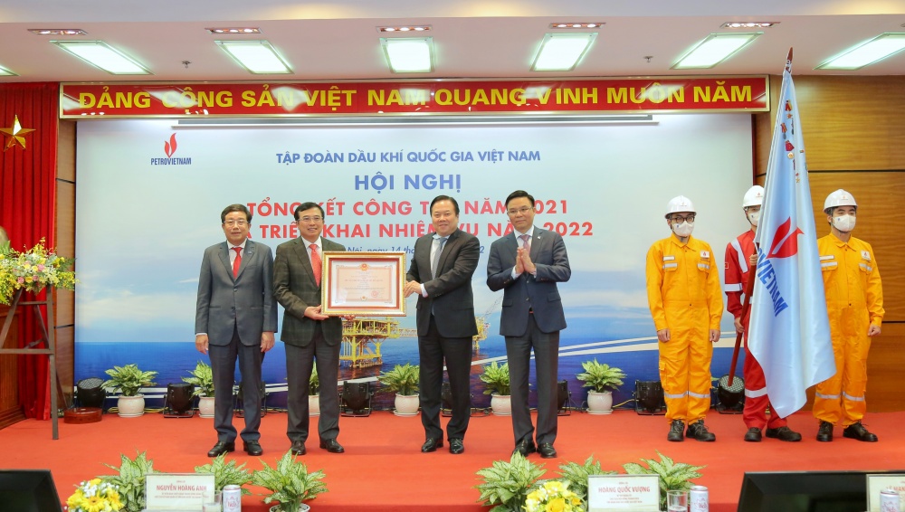 6.	Chủ tịch UBQLVNN Nguyễn Hoàng Anh trao Huân chương Bảo vệ Tổ quốc hạng Nhất cho Petrovietnam.