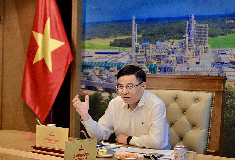 Tổng Giám đốc Petrovietnam Lê Mạnh Hùng chủ trì cuộc họp. Tổng Giám đốc Petrovietnam Lê Mạnh Hùng chủ trì cuộc họp.
