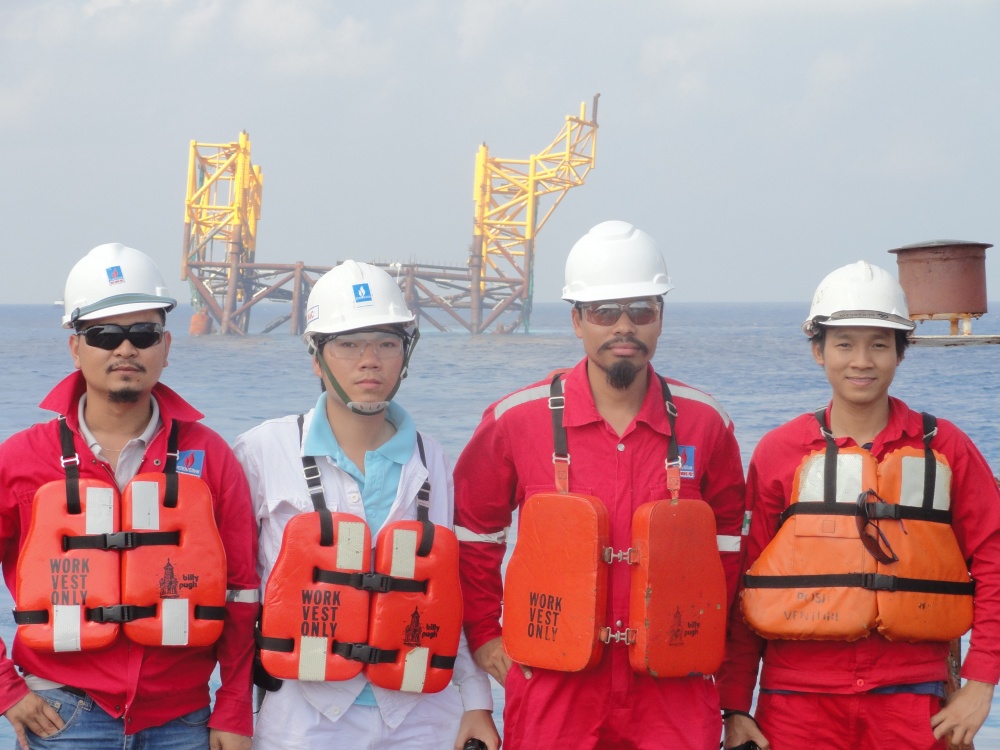 05-DHT-AB-0001-04: Trên sà lan S45 sau khi chân đế PQP được hạ thủy thành công.