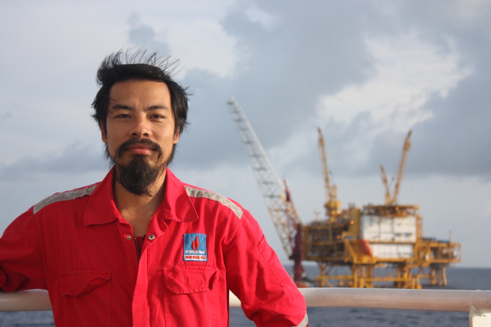 05-DHT-AB-0001-07: Trên tàu lắp đặt đường ống hướng về giàn công nghệ trung tâm PQP.
