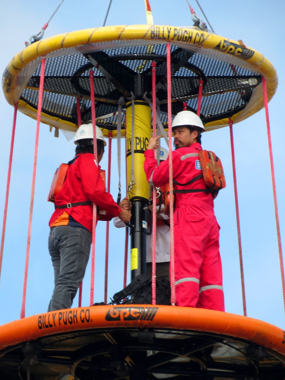 05-DHT-AB-0001-09: Nhìn lại tàu lặn trước khi về, tạm biệt các bạn nhé tôi về với gia đình.