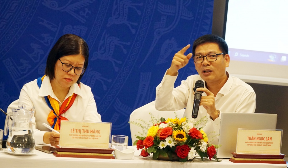 Chủ tọa thông tin, giải đáp cho các nhà thầu Chủ tọa thông tin, giải đáp cho các nhà thầu
