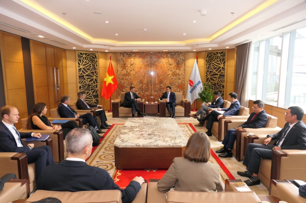 Petrovietnam President and CEO Le Manh Hung receives delegation of Ministry of Foreign Affairs and National Oil and Gas Company leader of Lithuania