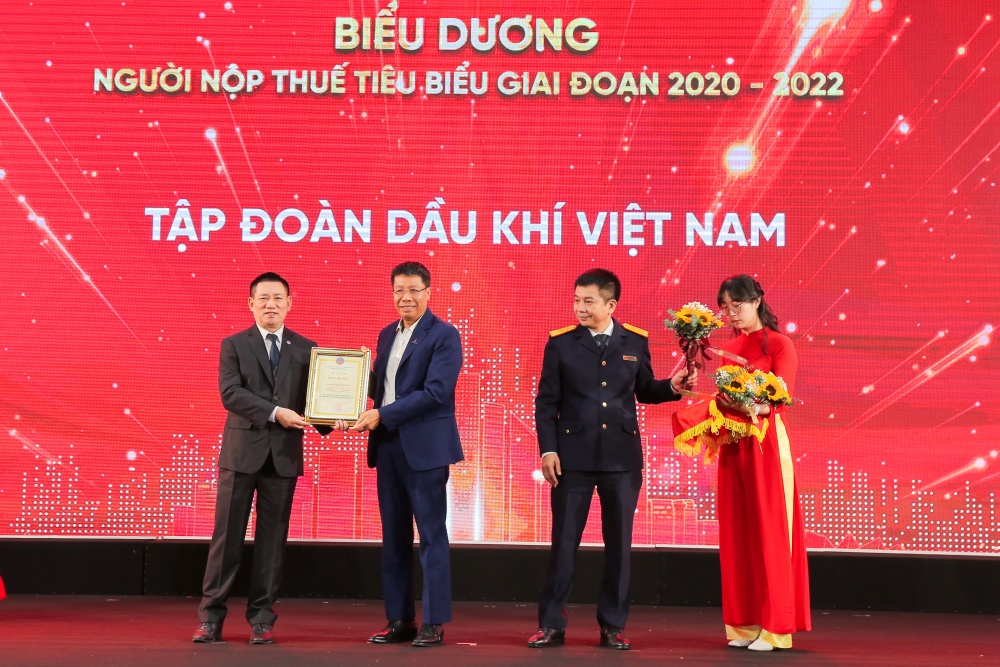 Petrovietnam honored typical tax payer in 2020 - 2022 period