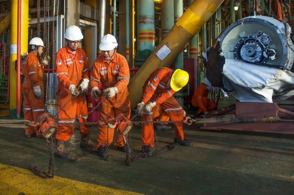 Người lao động Vietsovpetro làm việc trên Giàn nén khí trung tâm Người lao động Vietsovpetro làm việc trên Giàn nén khí trung tâm