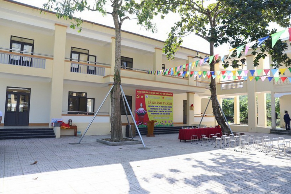 H2. Khuôn viên sạch đẹp của khu nhà học 2 tầng mới xây tại Trường Tiểu học và THCS Sơn Hồng H2. Khuôn viên sạch đẹp của khu nhà học 2 tầng mới xây tại Trường Tiểu học và THCS Sơn Hồng
