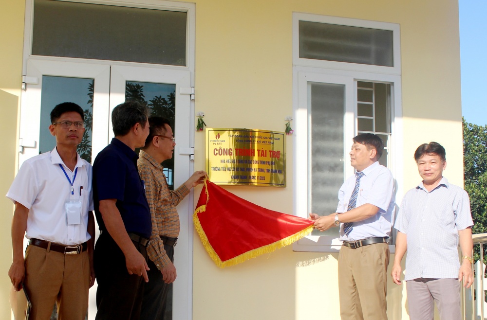 H5. Gắn biển chứng nhận nhà tài trợ PV GAS tại công trình mới xây Trường Hà Thái H5. Gắn biển chứng nhận nhà tài trợ PV GAS tại công trình mới xây Trường Hà Thái