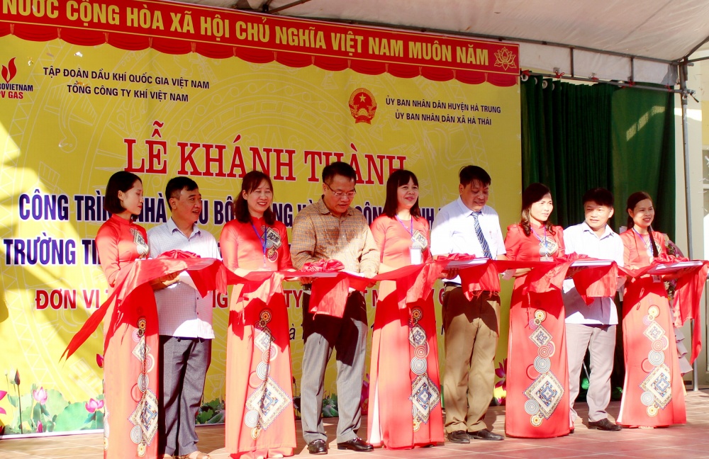 H6. Nghi thức cắt băng khánh thành công trình vì trẻ em Thanh Hóa H6. Nghi thức cắt băng khánh thành công trình vì trẻ em Thanh Hóa