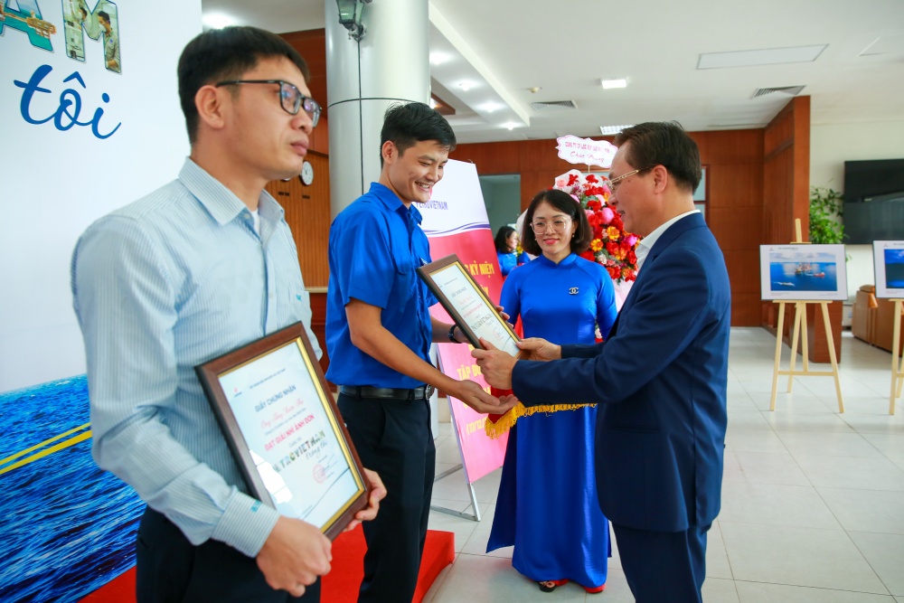 Triển lãm và trao giải cuộc thi ảnh “Petrovietnam trong tôi” khu vực miền Trung Triển lãm và trao giải cuộc thi ảnh “Petrovietnam trong tôi” khu vực miền Trung