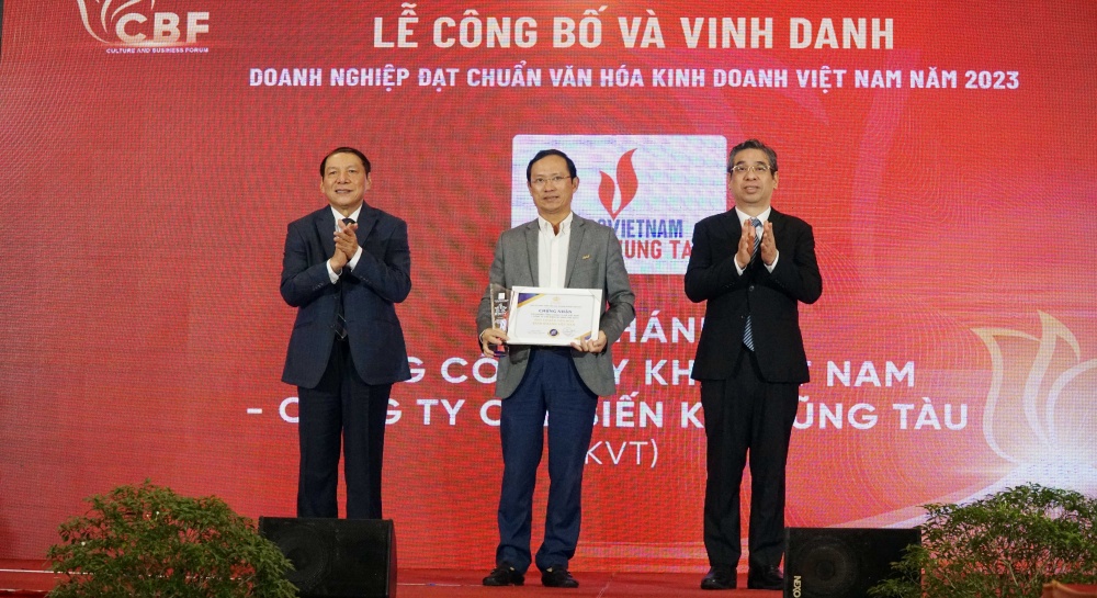 Đại diện Công ty Chế biến Khí Vũng Tàu nhận công nhận và vinh danh