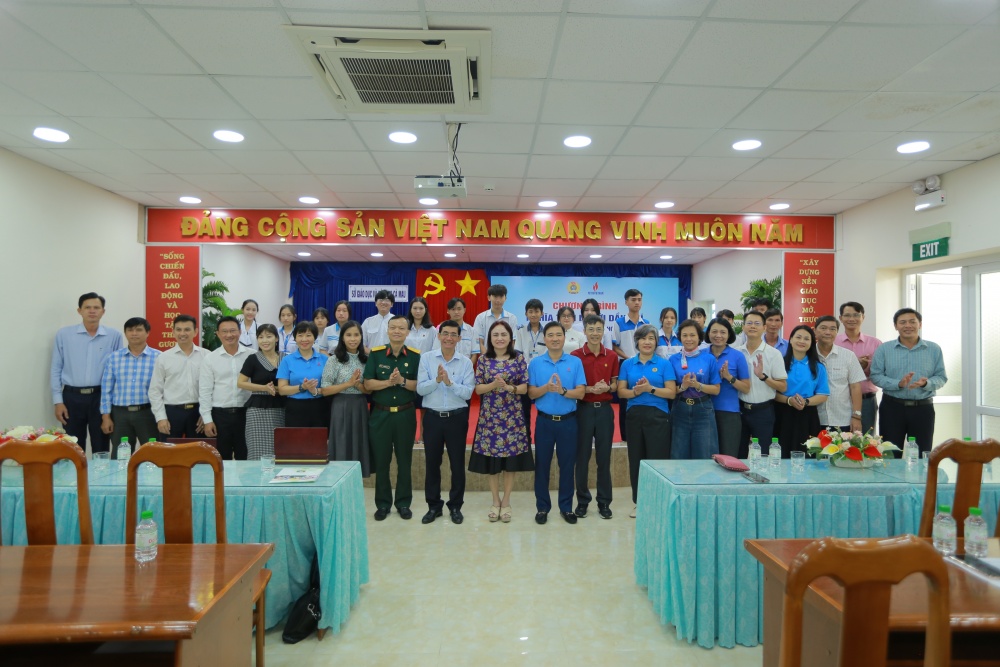 “Nghĩa tình Người Dầu khí” đến với các em học sinh khó khăn tại Cà Mau “Nghĩa tình Người Dầu khí” đến với các em học sinh khó khăn tại Cà Mau