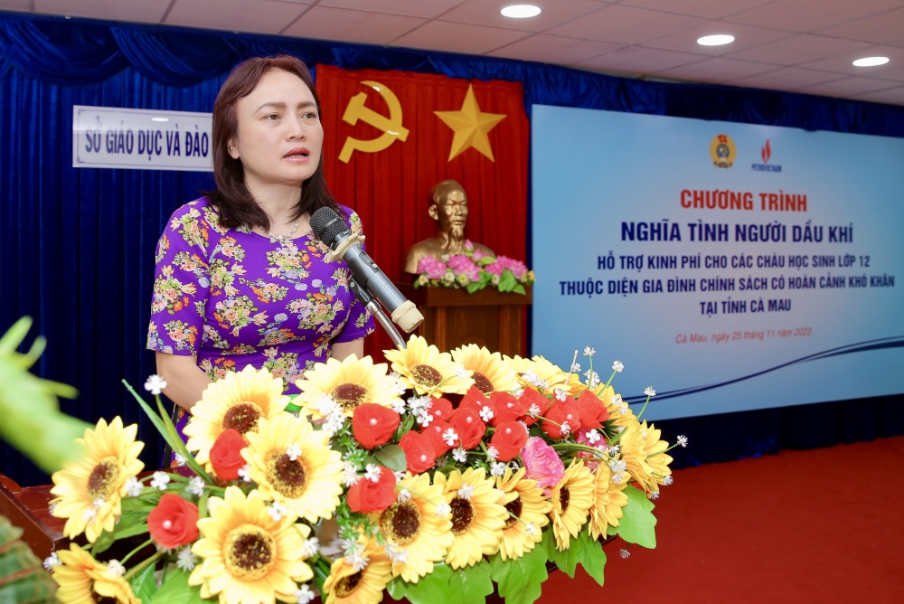 “Nghĩa tình Người Dầu khí” đến với các em học sinh khó khăn tại Cà Mau “Nghĩa tình Người Dầu khí” đến với các em học sinh khó khăn tại Cà Mau