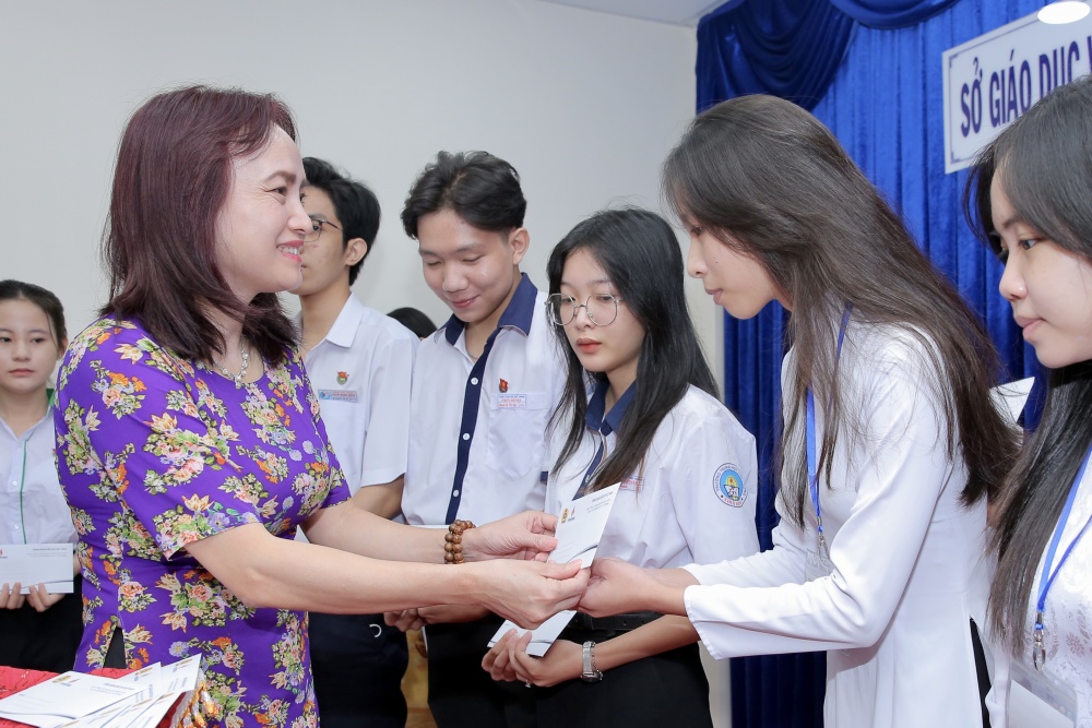 “Nghĩa tình Người Dầu khí” đến với các em học sinh khó khăn tại Cà Mau “Nghĩa tình Người Dầu khí” đến với các em học sinh khó khăn tại Cà Mau