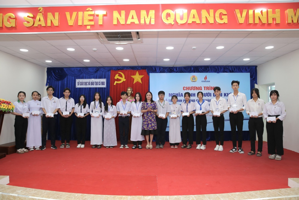 “Nghĩa tình Người Dầu khí” đến với các em học sinh khó khăn tại Cà Mau “Nghĩa tình Người Dầu khí” đến với các em học sinh khó khăn tại Cà Mau