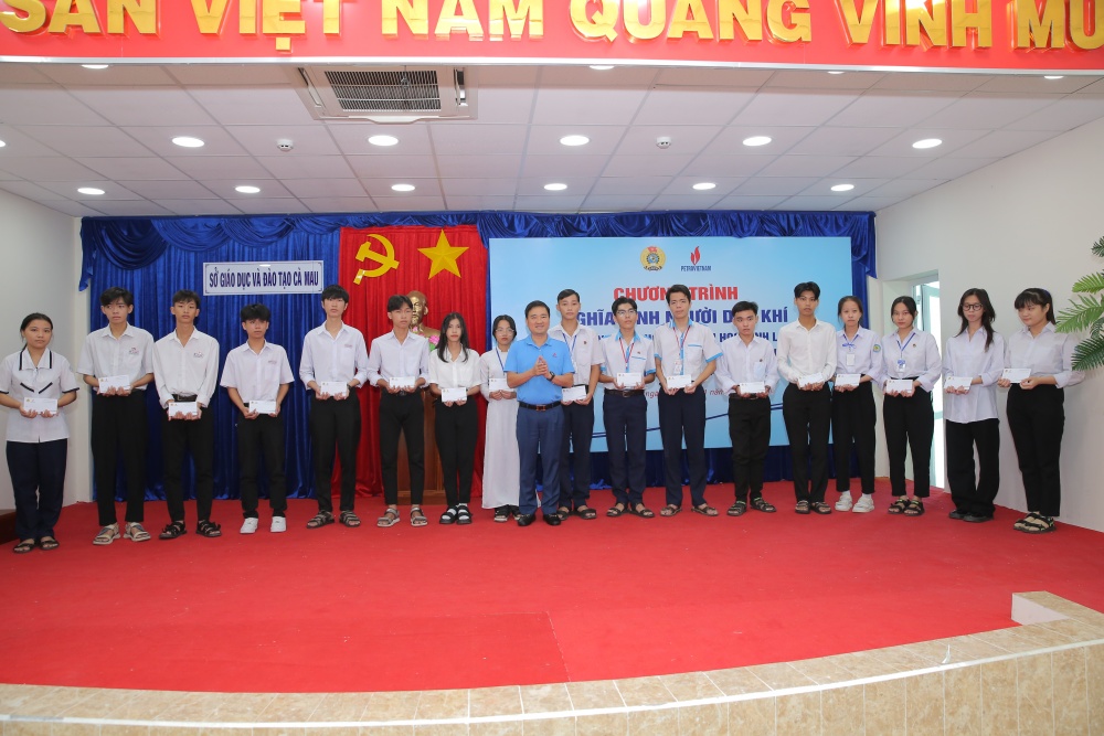 “Nghĩa tình Người Dầu khí” đến với các em học sinh khó khăn tại Cà Mau “Nghĩa tình Người Dầu khí” đến với các em học sinh khó khăn tại Cà Mau