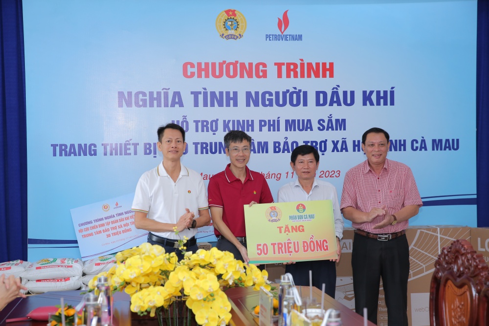 undefined Công đoàn Dầu khí Việt Nam trao quà cho Trung tâm Bảo trợ xã hội tỉnh Cà Mau